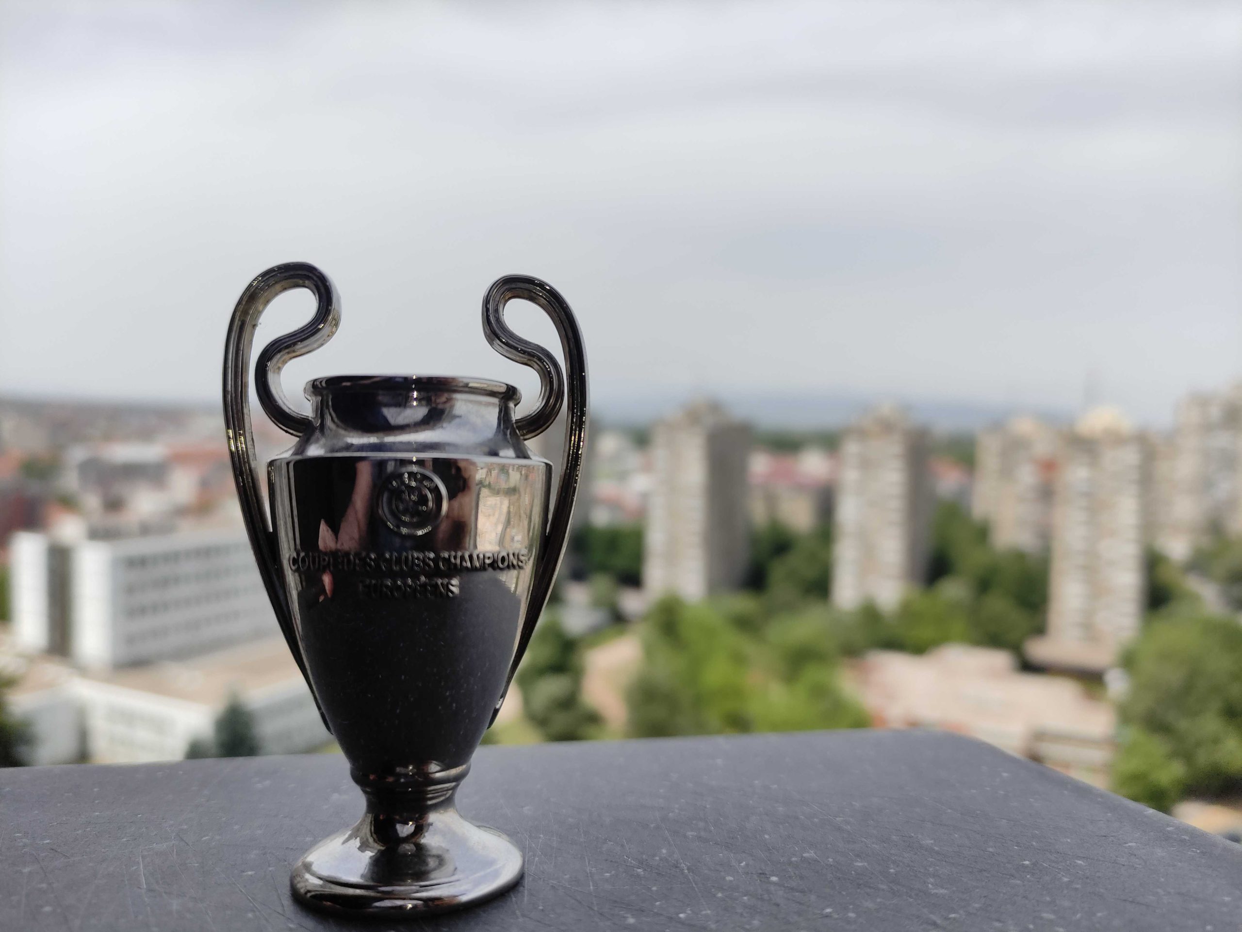 Liverpul ili Real - Nišlije prognoziraju ko će osvojiti Ligu šampiona 1 Trofej Lige sampiona u Nisu foto JV Ljubica Jocic scaled