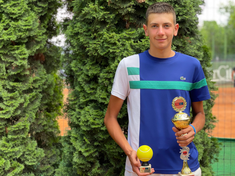 Nikola Jović (TAŽ) sa titulama, jun 2022.