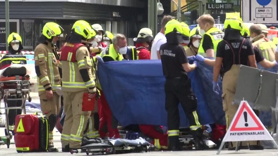 Nemačka i terorizam: Automobil uleteo u pešačku zonu u Berlinu i ubio jedno lice, najmanje osmoro povređenih 7 125323125 emergencyworkersretuers