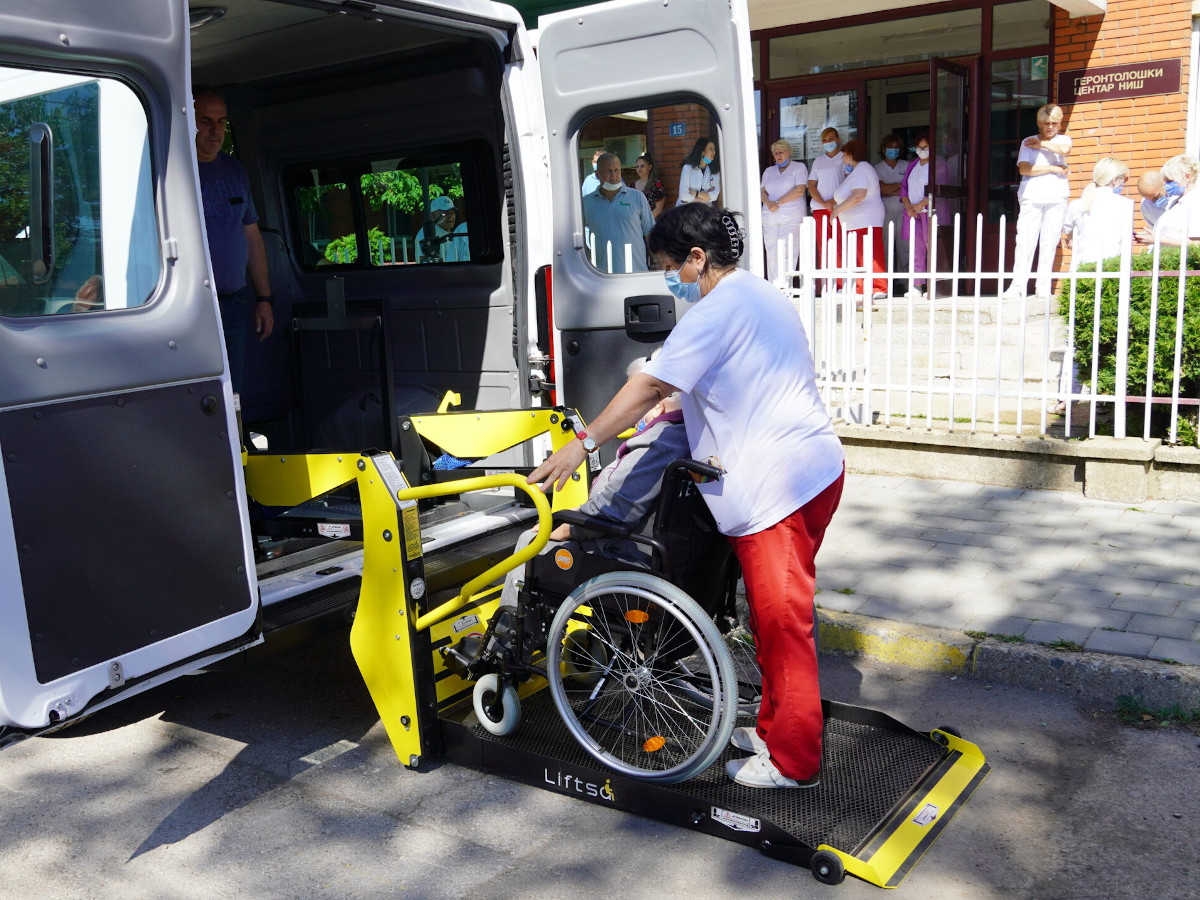 Gerontološki centar u Nišu dobio od države tri vozila 1 gerontoloski centar nis donacija vozila foto sajt Grada Nisa