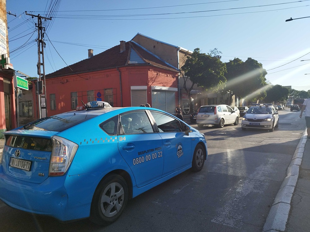 Na Obilićevom vencu u Nišu taksista oborio 20-godišnju devojku 1 udes2