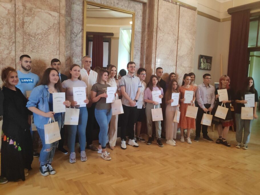 Đaci generacije srednjih škola u Nišu moći će besplatno da gledaju predstave Narodnog pozorišta 4 djaci nagrade foto t r scaled