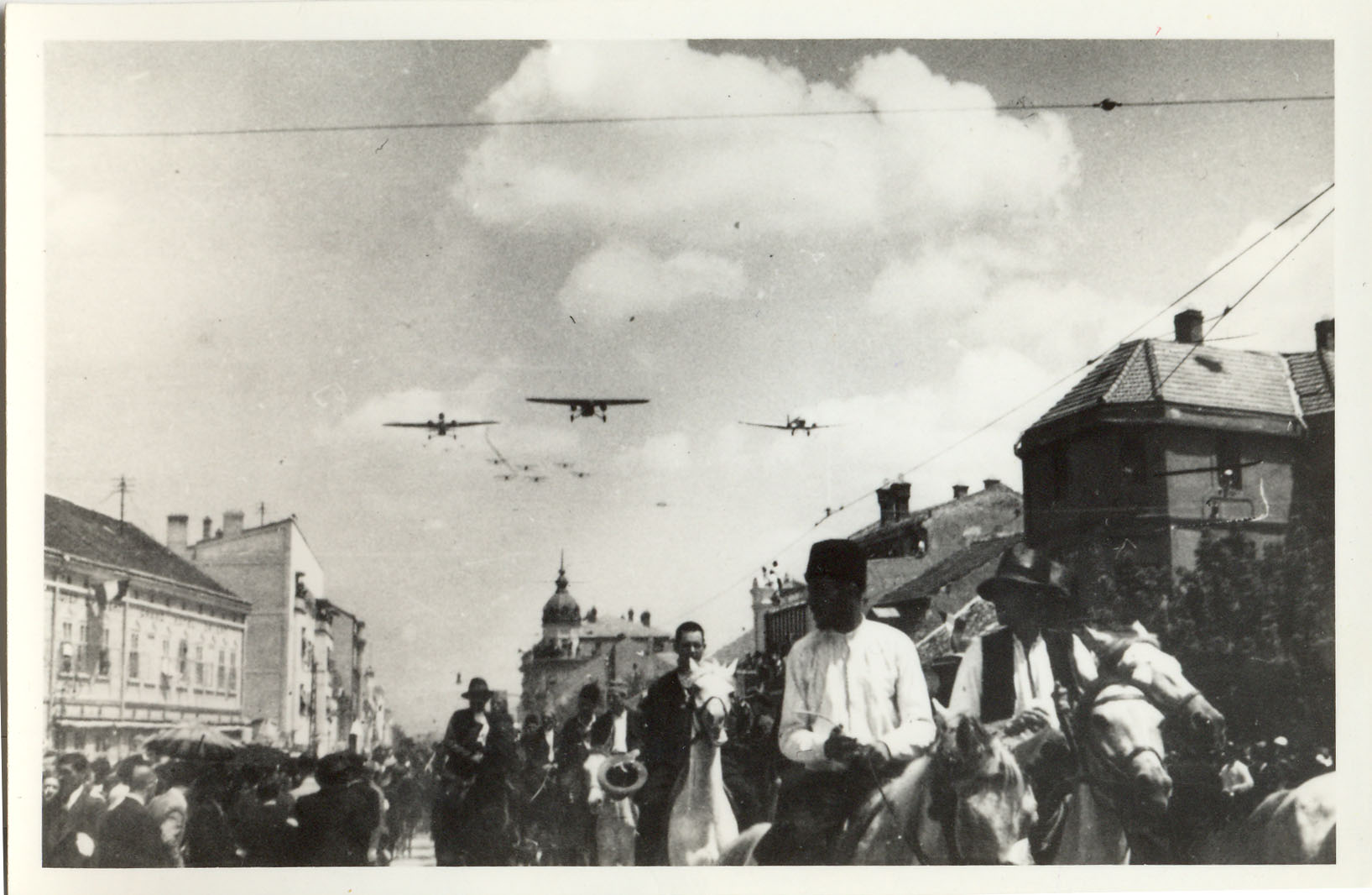 Avioni 5. niške vazduhoplovne baze na svečanosti povodom otkrivanja spomenika