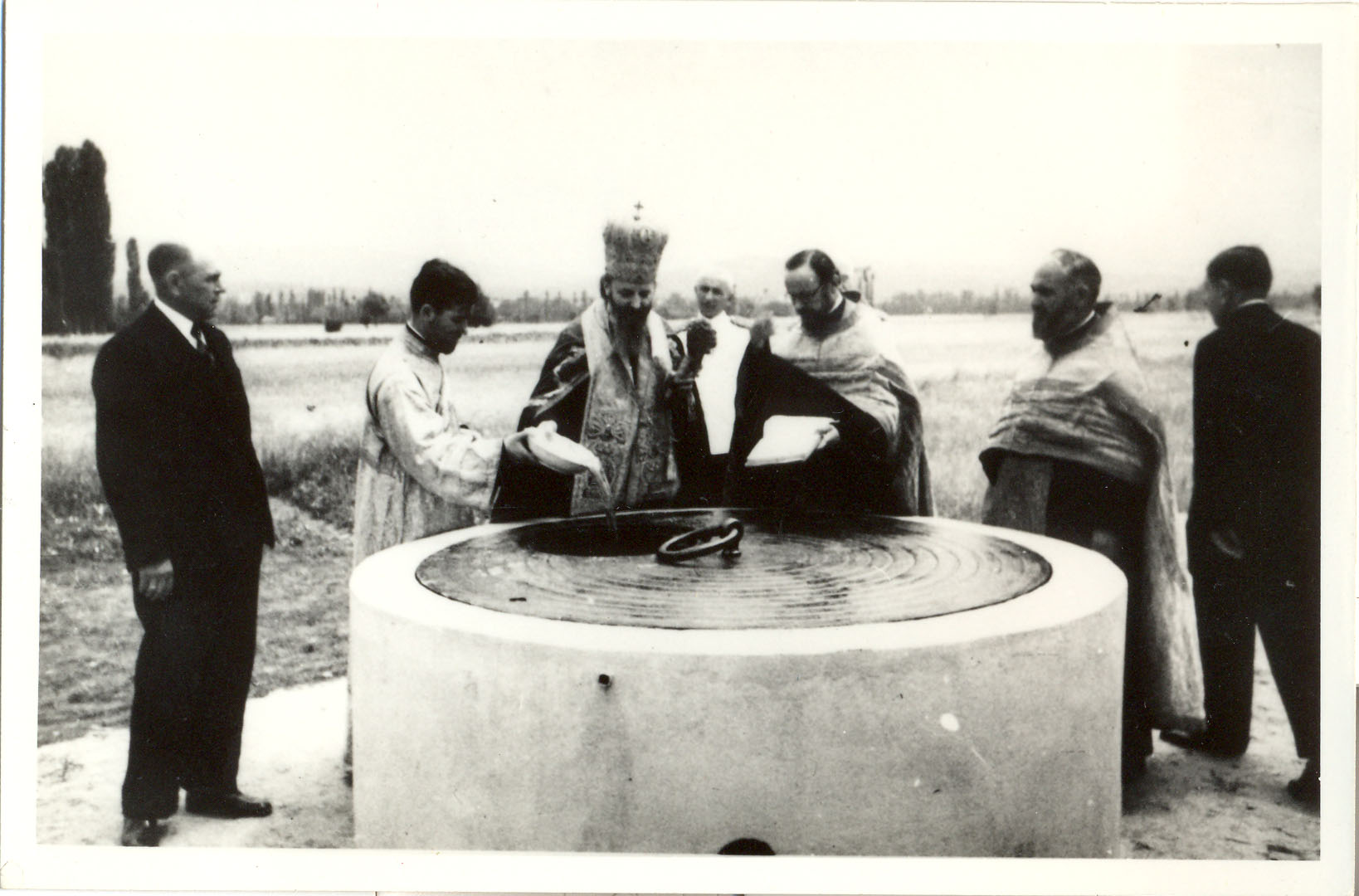 Episkop niški g. Jovan osvećuje vodovod