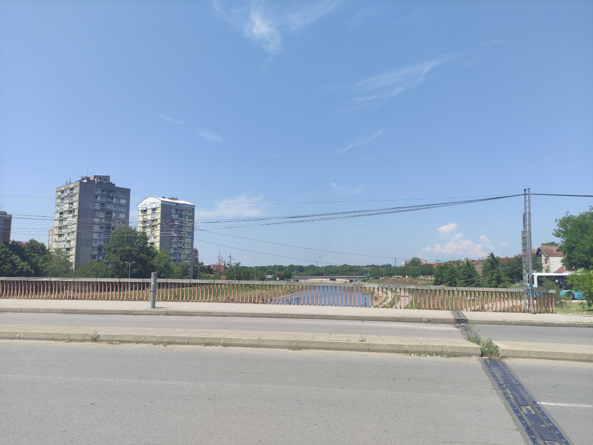 nakrivljena bandera, most, nis, foto jv ljubica jocic 1