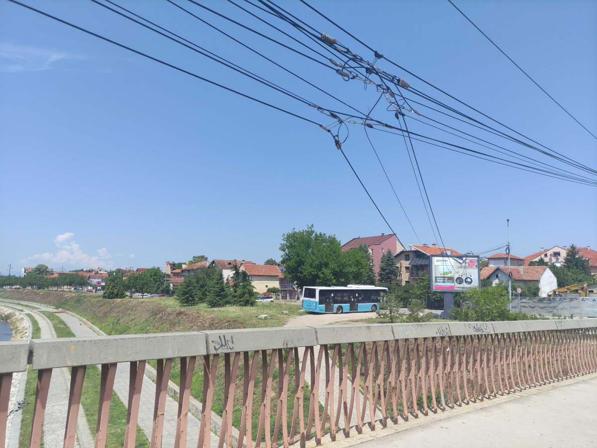 nakrivljena bandera, most, nis, foto jv ljubica jocic 3