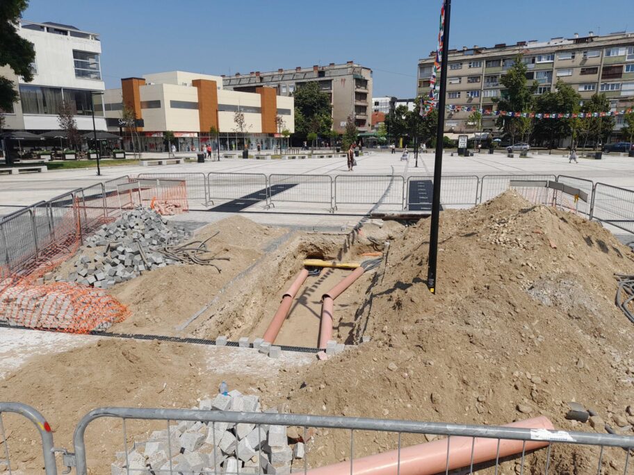 Trg u Leskovcu opet raskopan, menjaju se popucale cevi fontane 19 20220705 102210 scaled