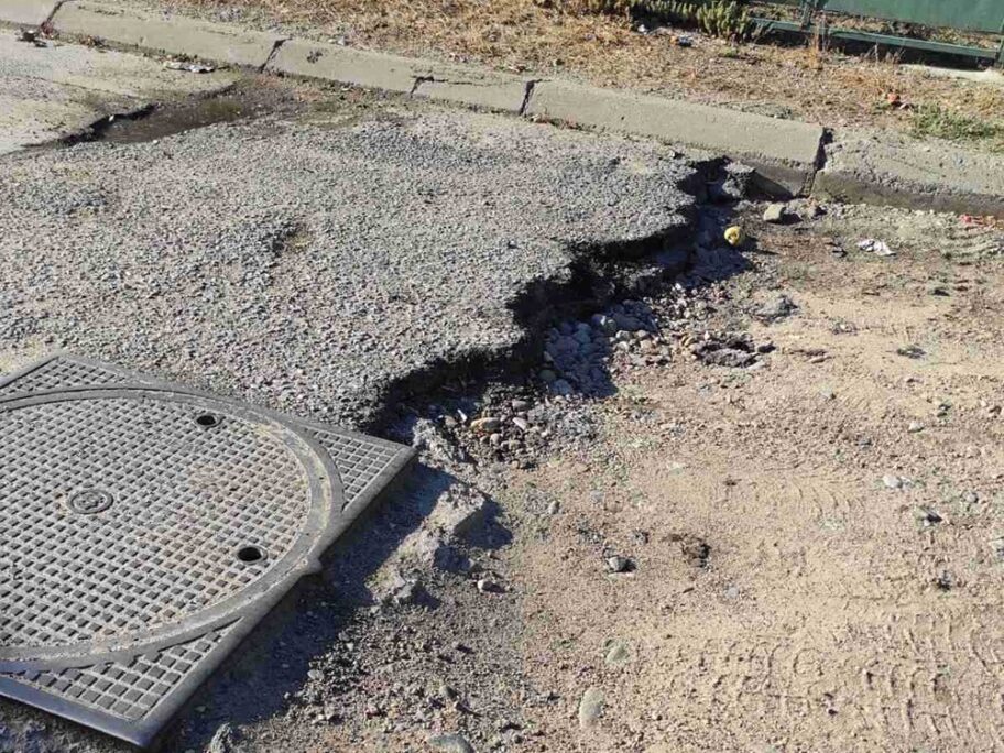 Obeležavanje udarnih rupa cvećem i natpisom “SNS ofrlje” 5. oktobra u Nišu 4 malojastrebacka 4