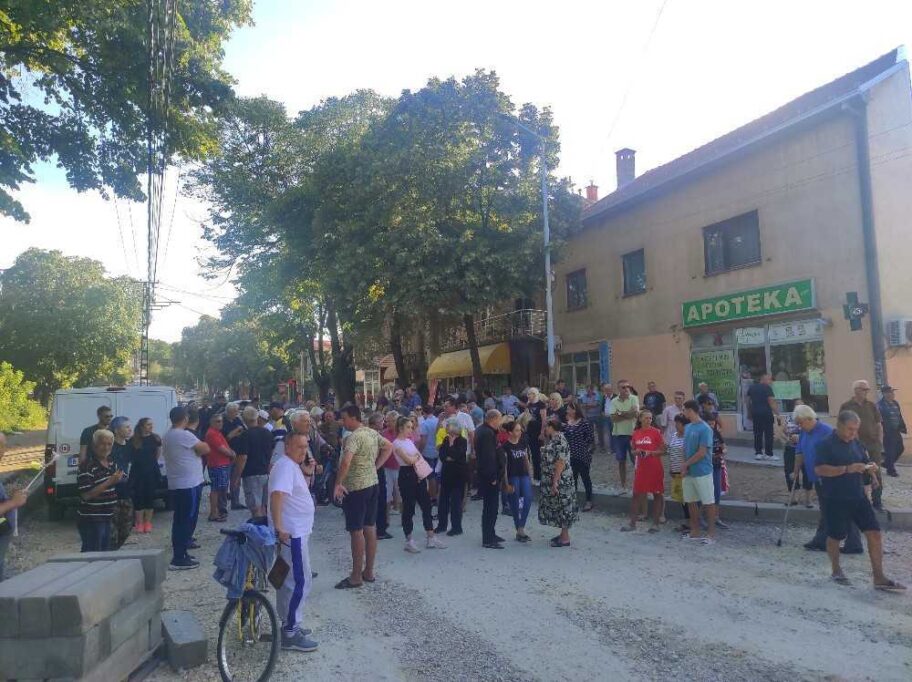 Protest u Vojvode Putnika: Imamo mnogo problema, ubrzati radove, naći rešenje, ne možemo ovako 18 vojvode putnika 4