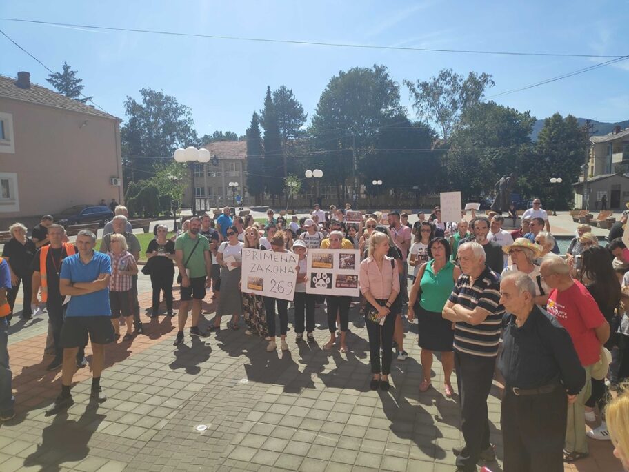 Meštani, udruženja i opozicija protestovali u Gadžinom Hanu protiv azila za pse 14 protest han 9
