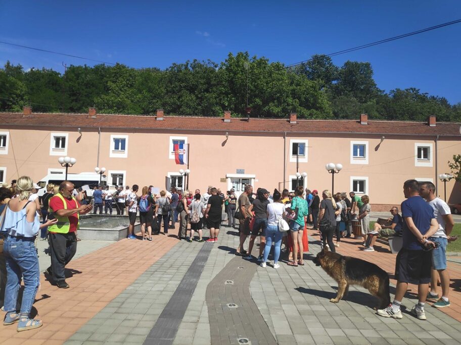 Meštane Duge Poljane predsednik Opštine nije ubedio: i dalje su protiv za azila za pse 13 protest han 1