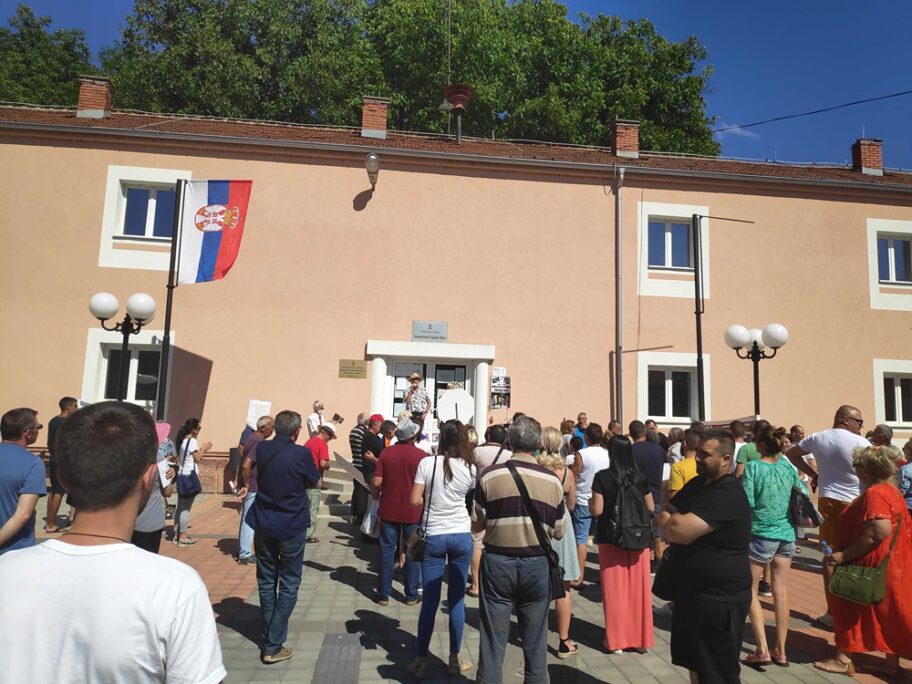 Komisija u Gadžinom Hanu iza zatvorenih vrata odlučivala o azilu za pse, ali ništa nije odlučila 20 protest han 13