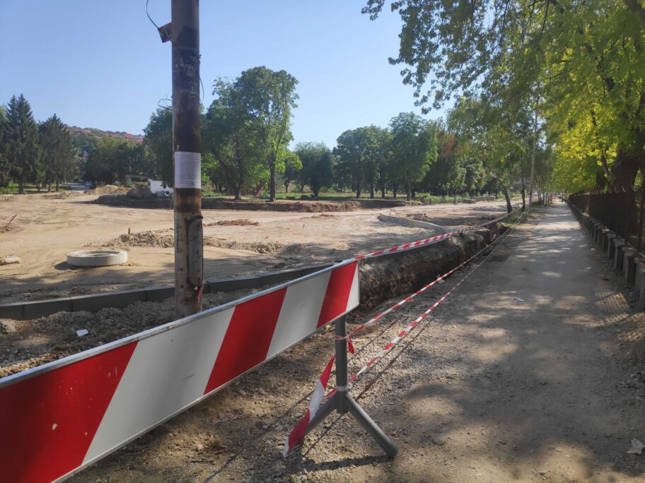 Mašine stoje, table, radnika i odgovora na peticiju nema - nastavljaju se protesti u Vojvode Putnika 14 vojvode putnika traka foto t r scaled