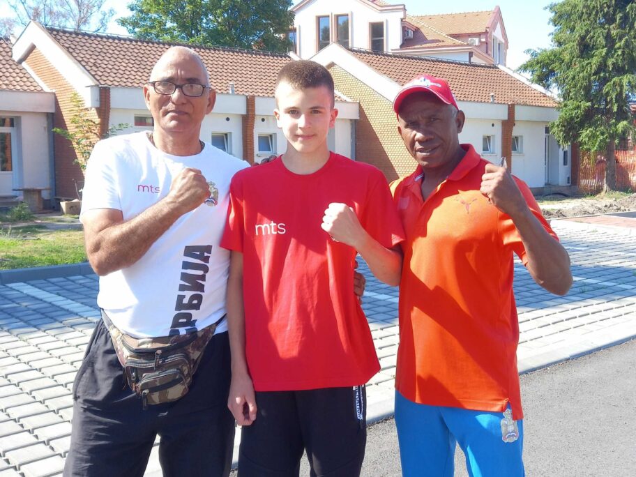 Vlasotinčanin na pripremama kadetske bokserske reprezentacije Srbije 14 Ognjen Bidzic sa strucnim stabom