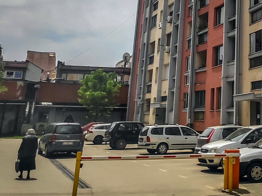 Dvorišta zgrada u centru Pirota postaju javni parkinzi od 7 do 14 sati 9 parking pirot zgrade