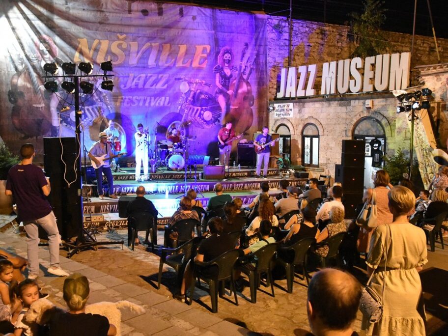 Drugo veče “Nišvila” - građani uživali u teatarskom i muzičkom programu 16 Museum stage foto Zoran Ciric 1