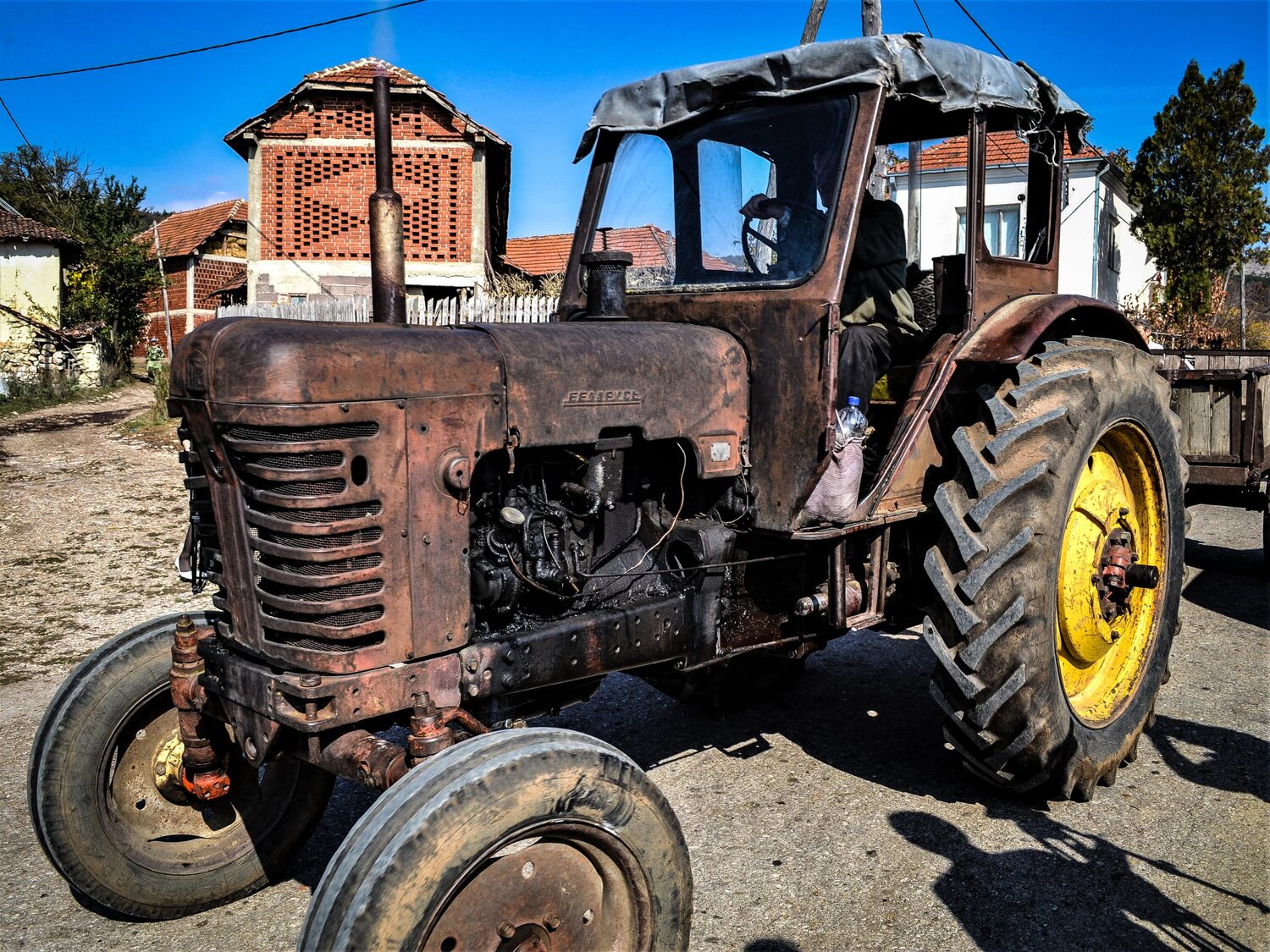 Na severu blokada, na jugu "Traktorijada" - poljoprivrednici na jugu biraju "mistera" među traktorima 1 Traktor oldtajmer KOSTA scaled