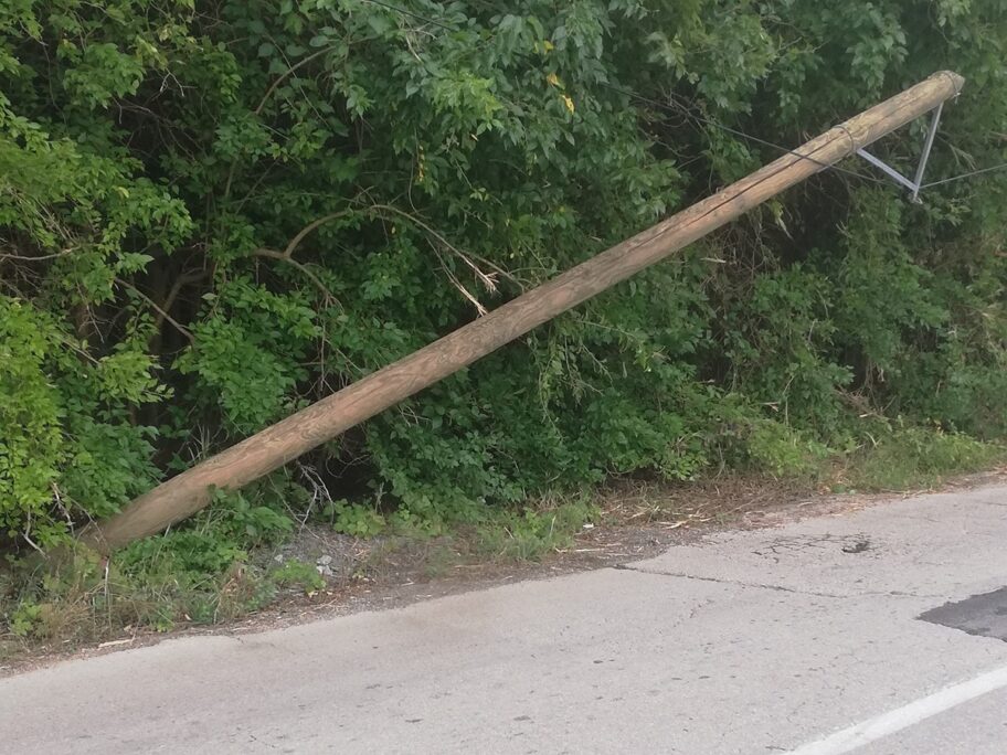 Seoska bandera "sklona padu" opasnost na putu, meštani apeluju i opominju, nadležni ne reaguju 9 bandera02