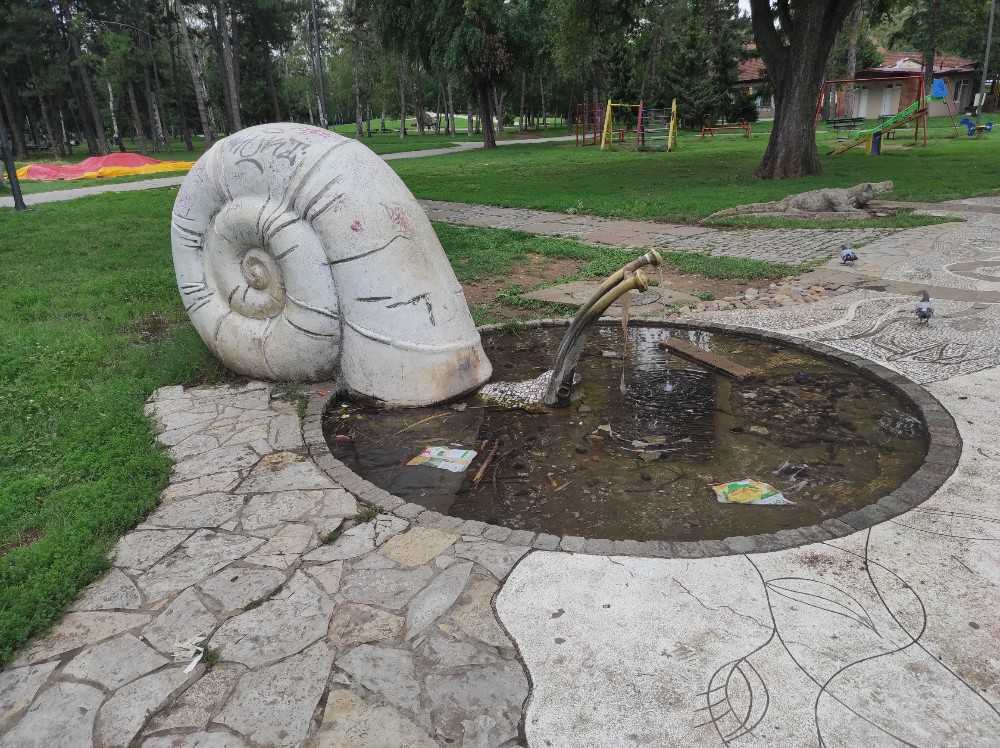 park čair fontana puž