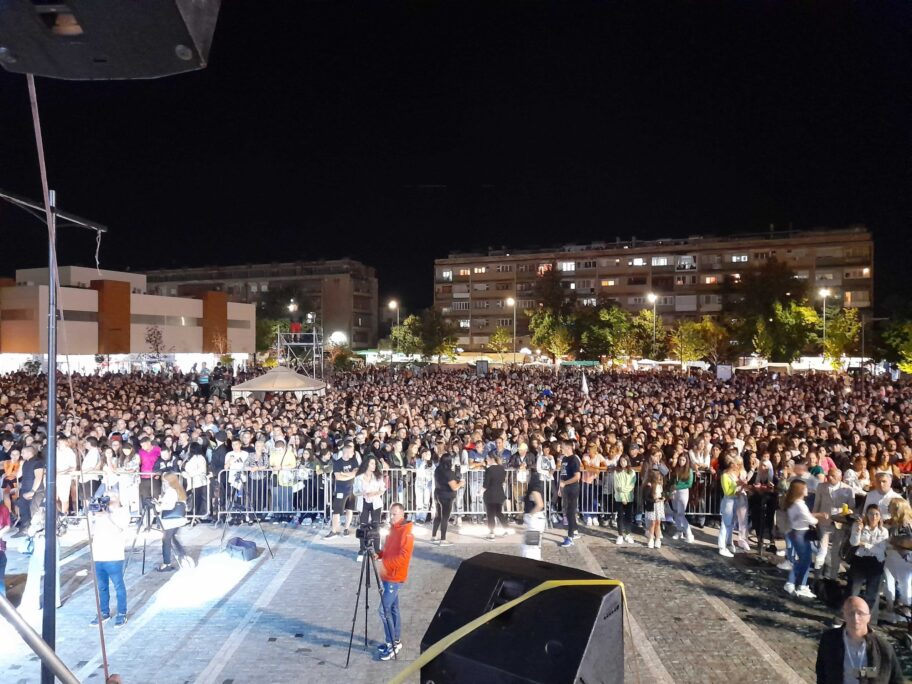 Uz vatromet i koncert Karleuše počela 32. Roštiljijada u Leskovcu 8 lesk scaled