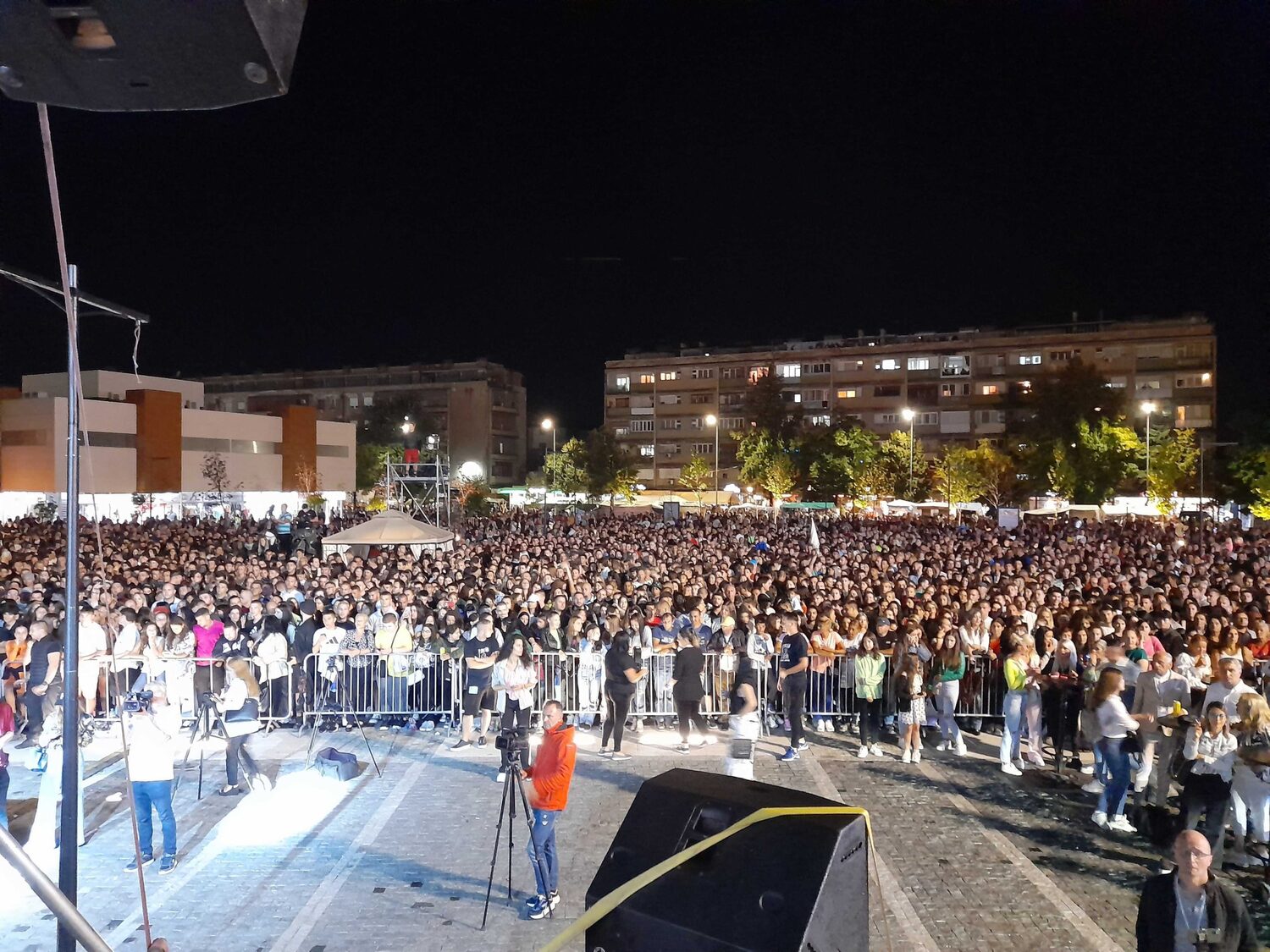 Uz vatromet i koncert Karleuše počela 32. Roštiljijada u Leskovcu 1 lesk scaled