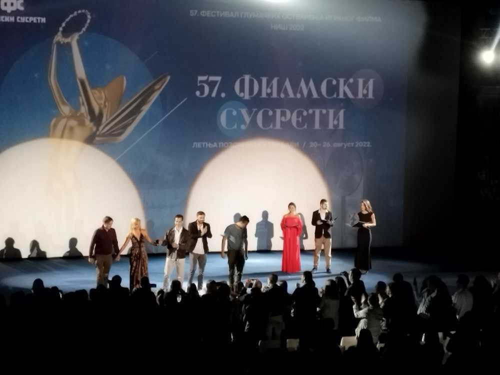 komedija na tri sprata