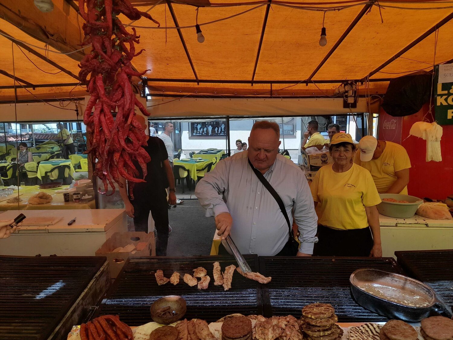 Cvetanović se oprobao u ulozi roštiljdžije, izazvao majstore na megdan u pripremi pljeskavice 1 20220826 130400 scaled