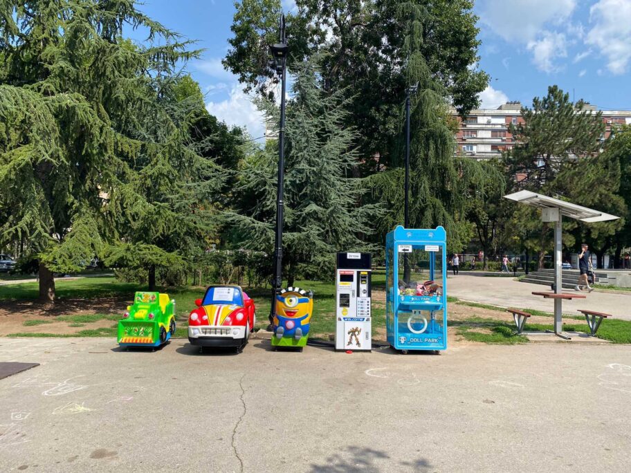 Foto-vest: Umesto dečijeg mobilijara, aparati na žetone u niškom parku 19 parkkk