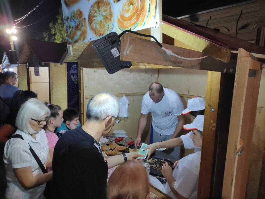 “Pravi burek je sa sirom, ali nije loš ni sa čvarcima” - raznovrsni ukusi na Buregdžijadi u Nišu 10 buregdzijada foto t r