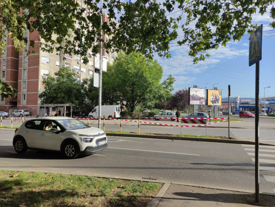 Počeli pripremni radovi za novu "dekorativnu" ogradu na Bulevaru Nemanjića 19 ograda kod vrtica bambi foto jv ljubica jocic