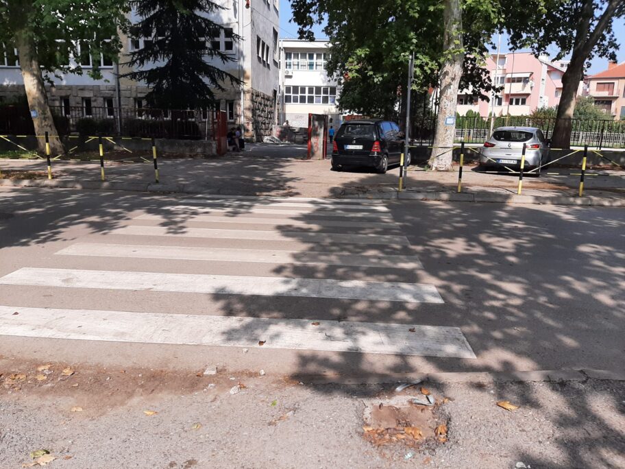 Školske saobraćajne patrole u Nišu - stariji osnovci pomagaće mlađim da bezbedno prelaze ulicu 19 20220826 094202 scaled