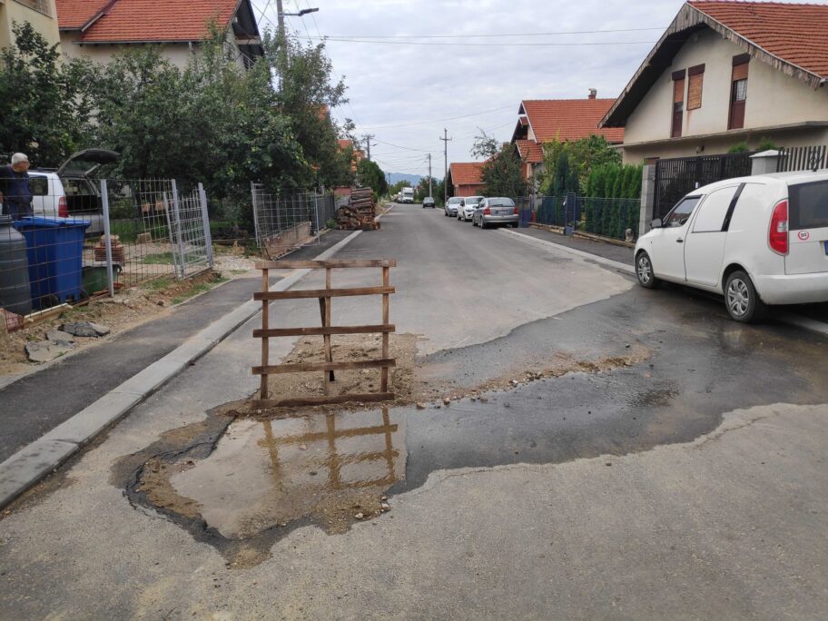 Voda u Pasi Poljani curi više od mesec dana, iz Vodovoda kažu još nema termina za popravku 7 voda vodovod pasi poljana foto t r scaled