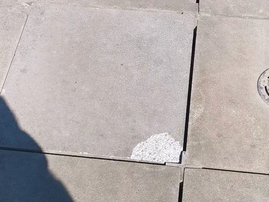 Foto-vest: Oštećene behaton ploče kod fontane na Trgu kralja Milana 18 ploce 1