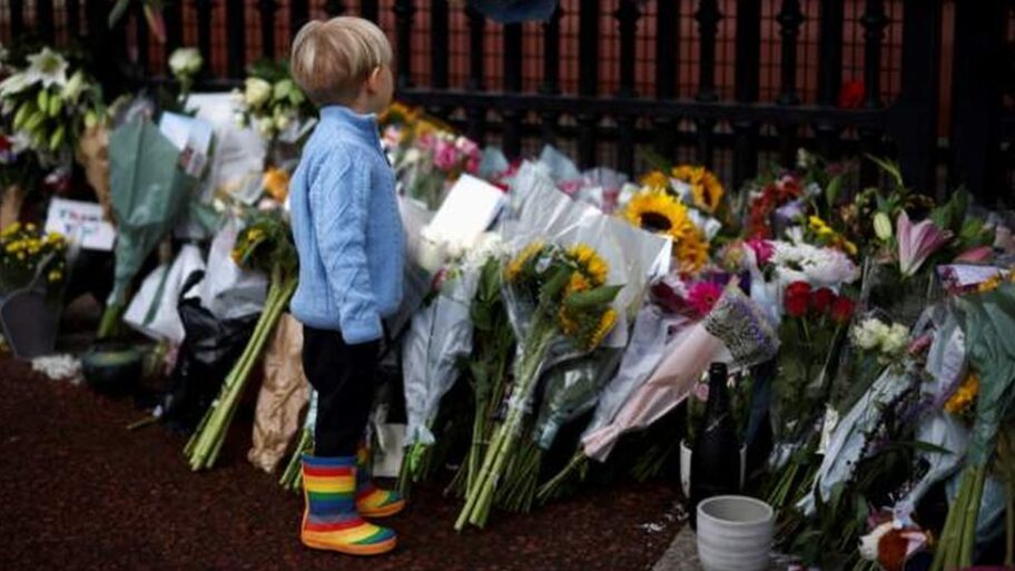 Kraljica Elizabeta Druga: Hiljade ljudi položilo cveće ispred Bakingemske palate, svetski lideri odaju počast 6 126654808 mediaitem126654806