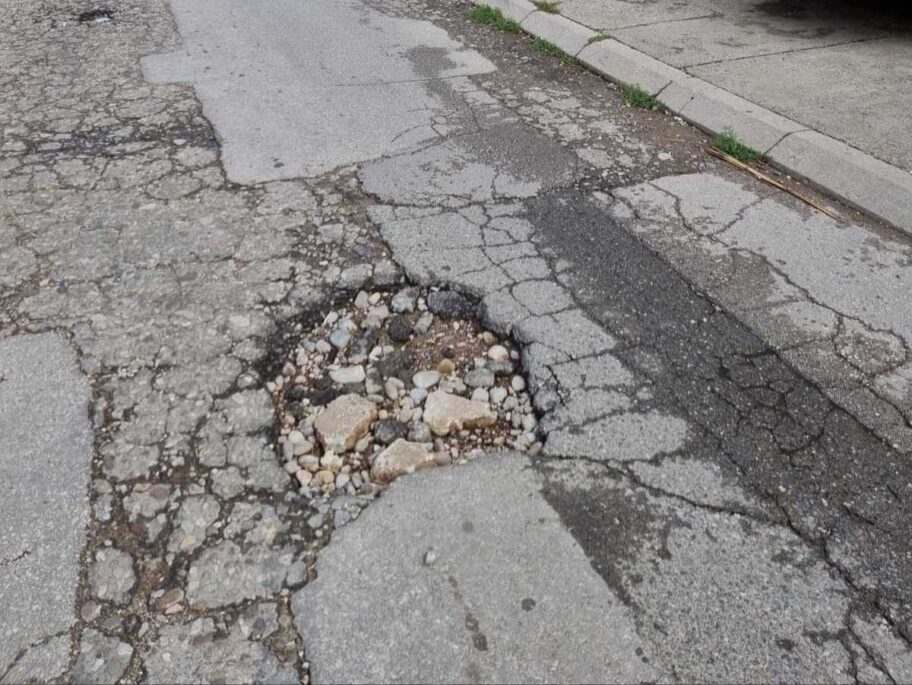 Niški aktivista pokrenuo mapiranje udarnih rupa na "Guglu" 3 udarne rupe1