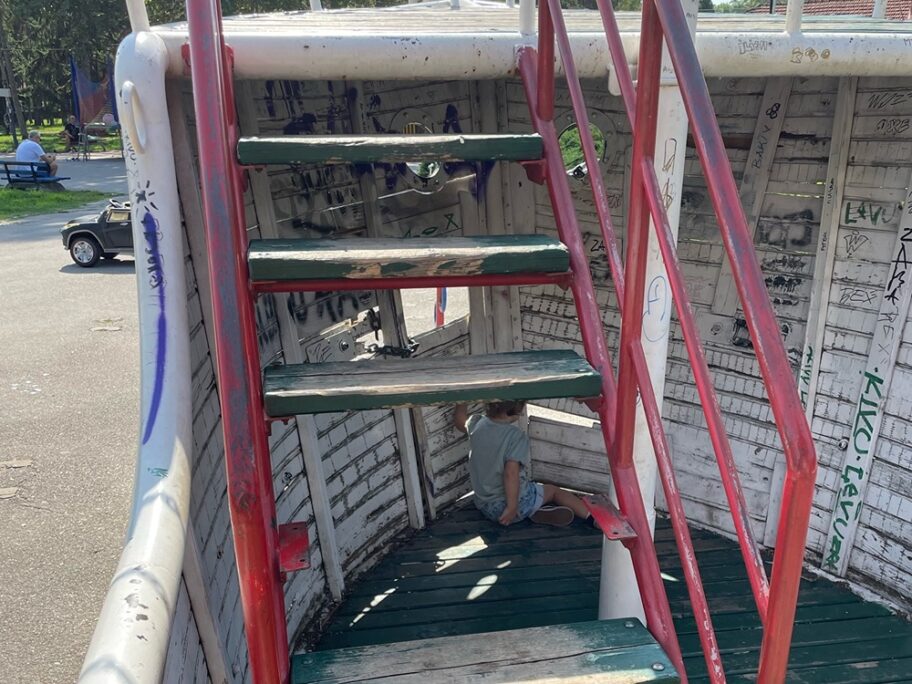 Roditelji upozoravaju na nebezbedan "brod" u Čairskom parku i apeluju da se mobilijar popravi 18 mobilijar cair13