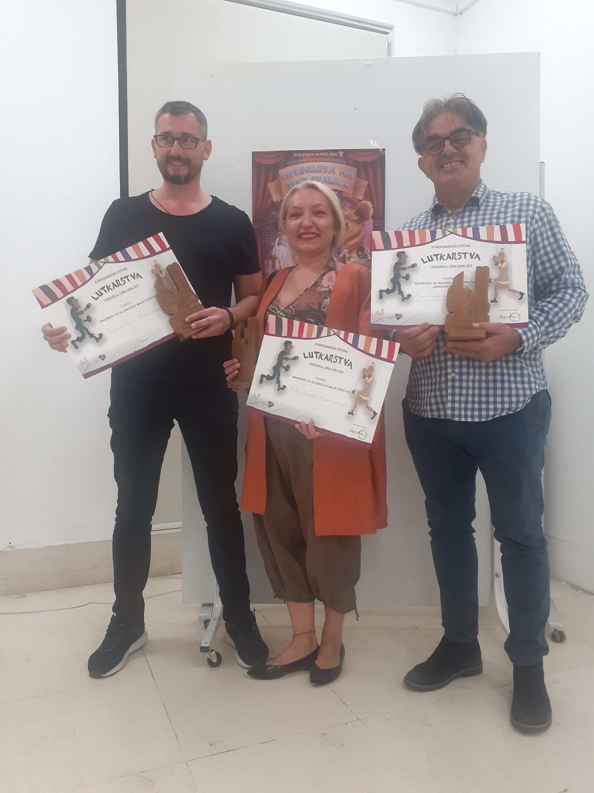 Davorin Dinić, Biljana Radenković i Davor Dragojević sa ngaradama (s leva na desno)