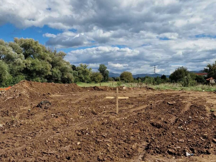 Performans građana Brzog Broda - zatrpali rupu i “sahranili” dalekovod 8 brzi brod krst foto citalac