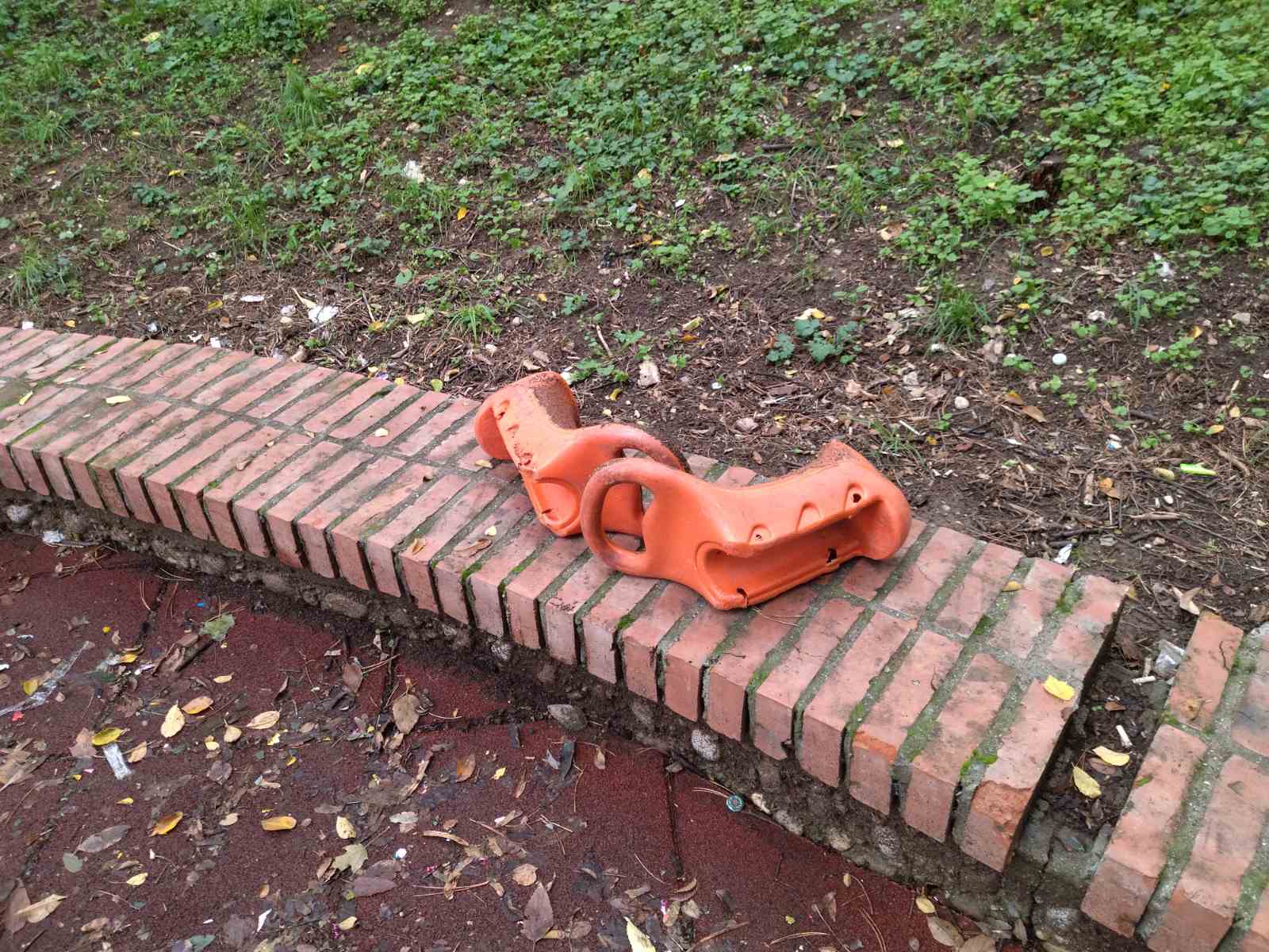 Deo klackalica bačen