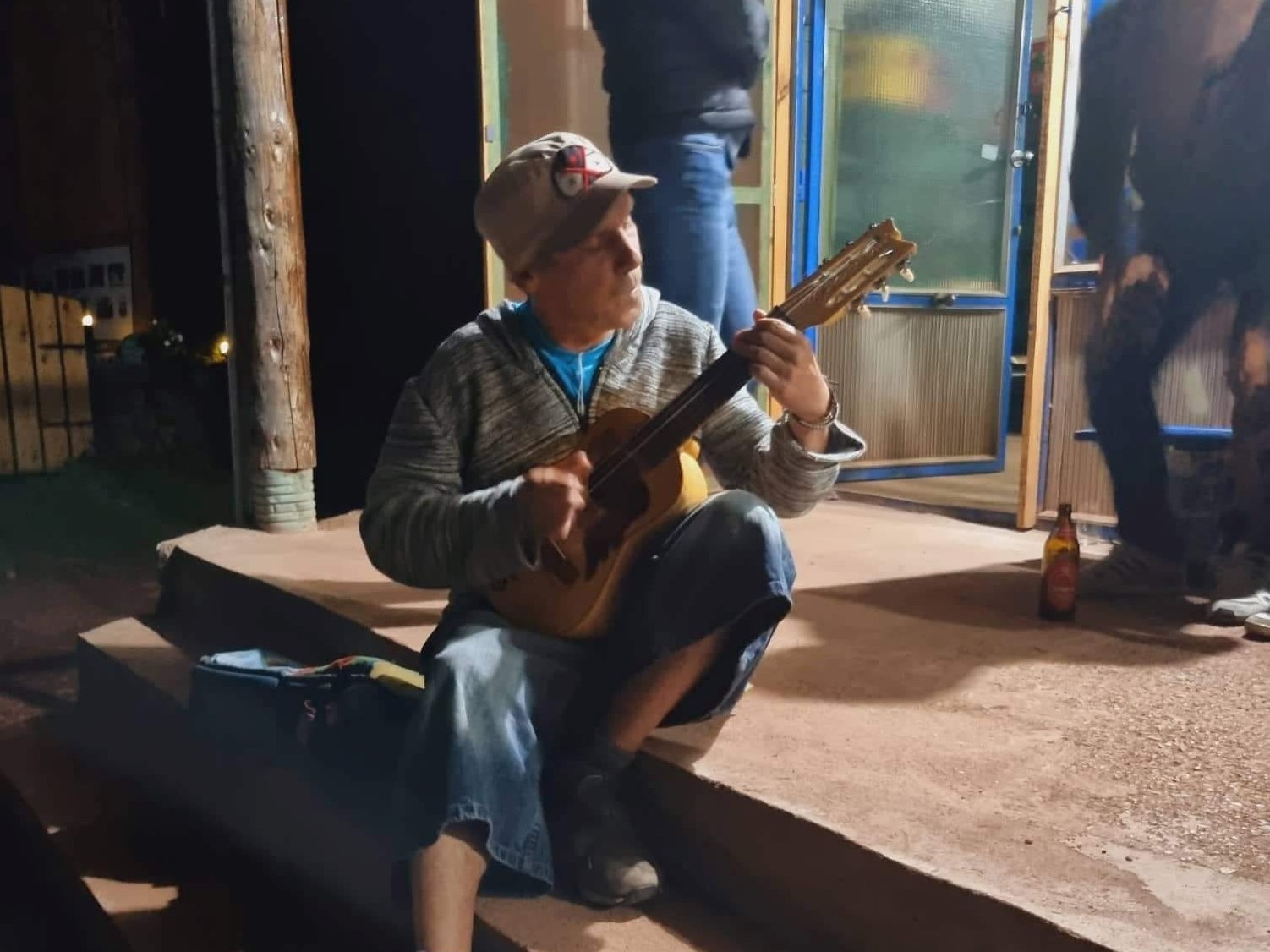 Manu Čao svirao sa meštanima ispred seoske prodavnice u Toplom Dolu 1 309408641 3400074206940860 6139964707247278827 n