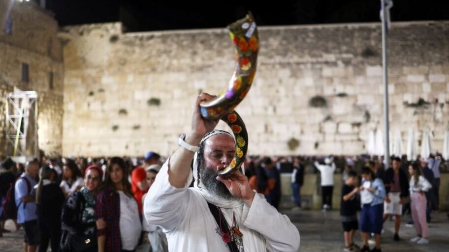 126973459 amanblowsashofarasjewishworshipperstakepartinslichotaprayerinwhichjewsofferrepentanceandaskgodtoforgivetheirsinsaheadofyomkippurthejewishdayofatonementandtheholiestdayinthe