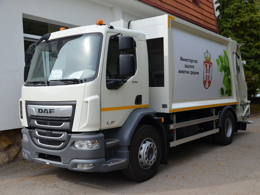 Ministarstvo ekologije doniralo kamione smećare komunalnim preduzećima u Babušnici i Beloj Palanci 13 kamion foto opstina bela palanka