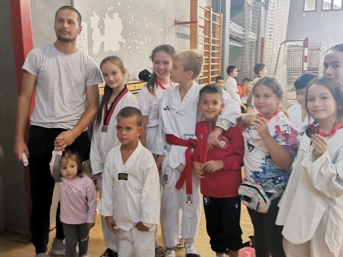 IMG e6b77de172053307ca9919eea5abc714 V