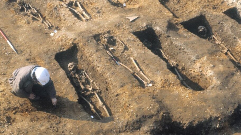 127269122 eastsmithfieldplaguepit 2