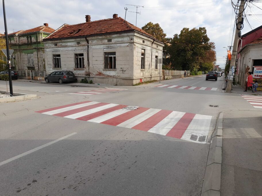 Rizične raskrsnice u Leskovcu dobijaju pešačke prelaze u boji 6 20221020 095313 scaled
