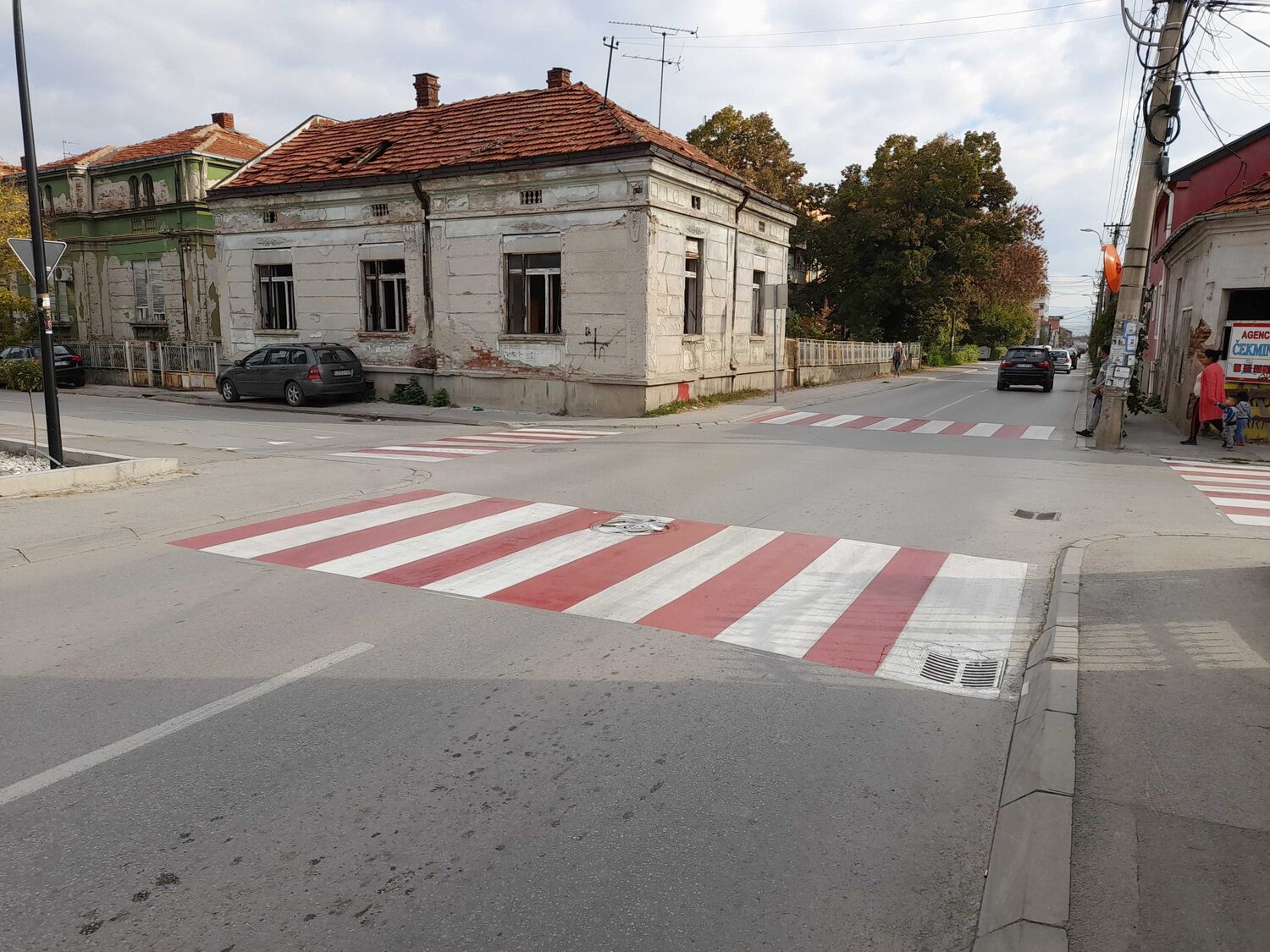 Rizične raskrsnice u Leskovcu dobijaju pešačke prelaze u boji 1 20221020 095313 scaled