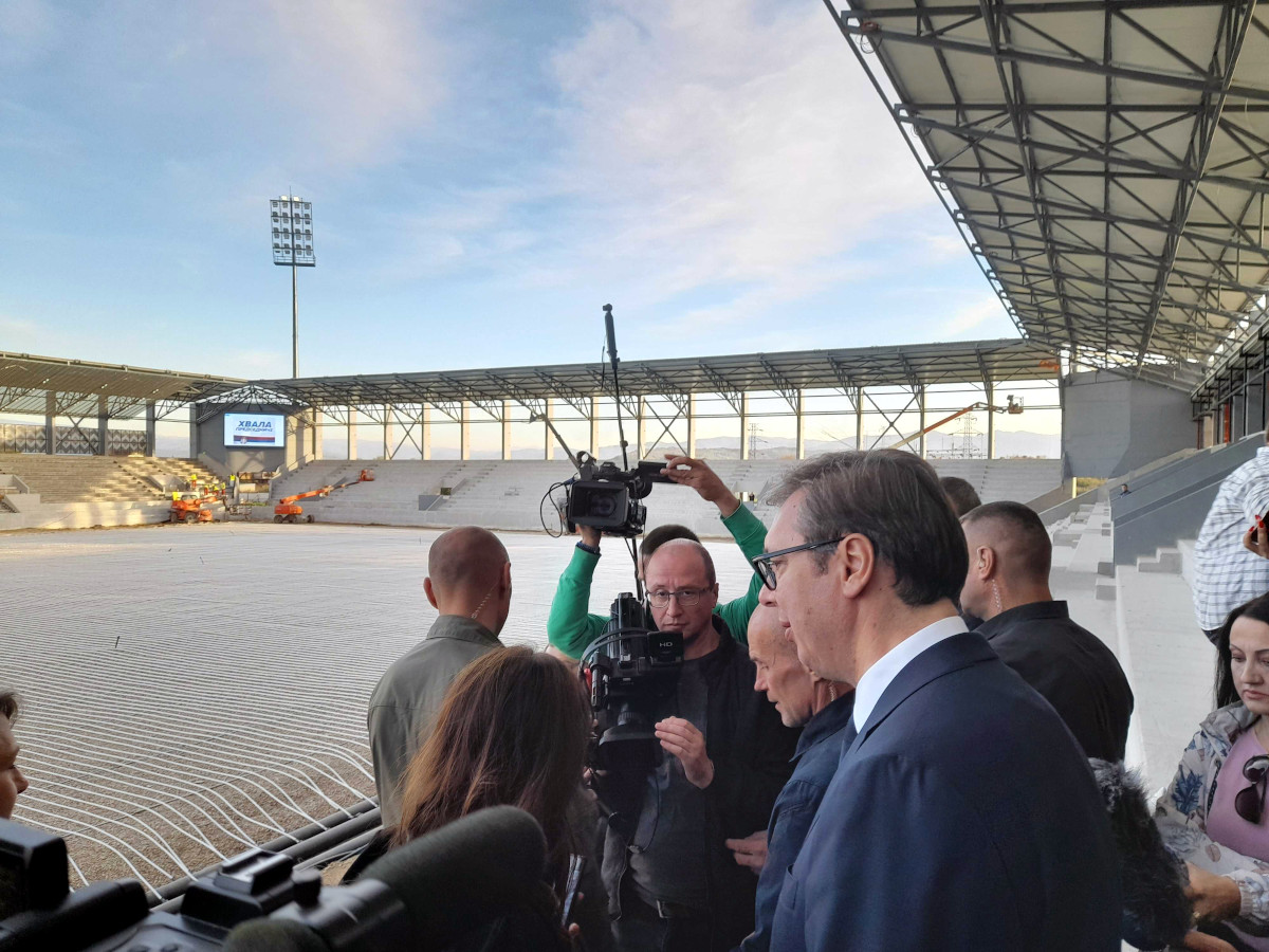 Vucic obilazi stadion u Leskovcu1; foto JV Marko Mitić