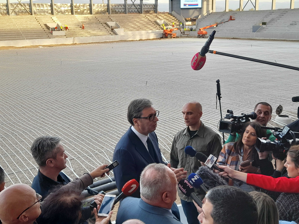 Vucic obilazi stadion u Leskovcu2; foto JV Marko Mitić