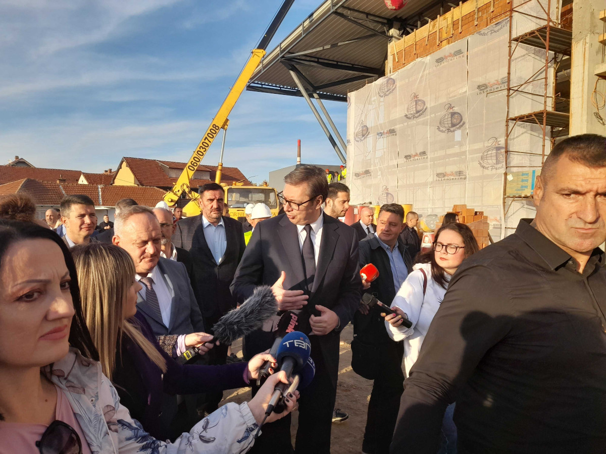 Vucic obilazi stadion u Leskovcu4; foto JV Marko Mitić
