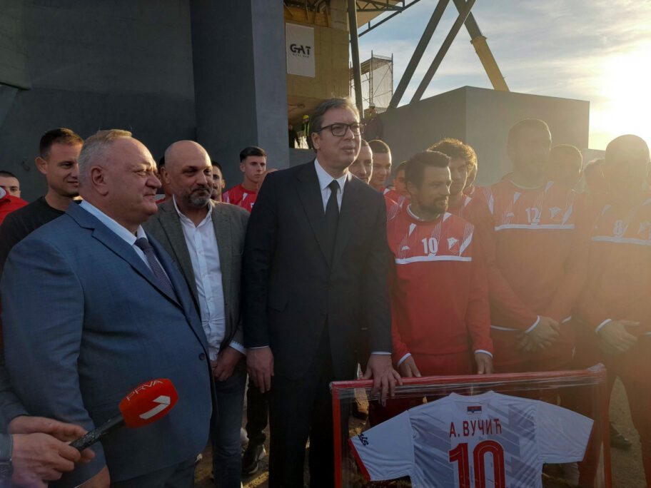 Vucic obilazi stadion u Leskovcu3 foto JV Marko Mitic